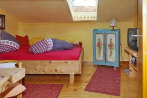Ferienwohnungen Berghof في كرون: غرفة نوم فيها سرير وتلفزيون