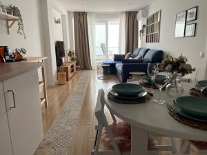 een keuken en woonkamer met een tafel en een bank bij Sesimbra Balcony in Sesimbra +7 foto's