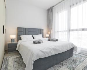 1 dormitorio con 1 cama grande y 2 toallas. en Spacious 2 bedroom in Madinat Jumeirah Living en Dubái