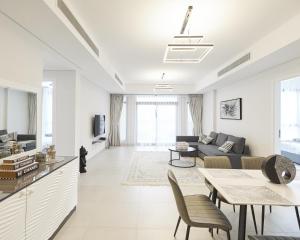 salon z kanapą i stołem w obiekcie Spacious 2 bedroom in Madinat Jumeirah Living w Dubaju