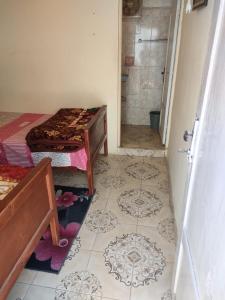聖凱瑟琳的住宿－Abu Salem Garden- كرم ابو سالم，客房设有两张床,铺有瓷砖地板。