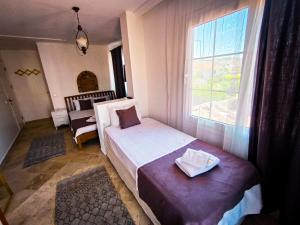 Postel nebo postele na pokoji v ubytování Degirmenli Konak Hotel
