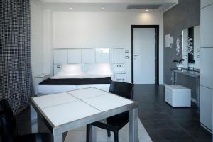 sypialnia z łóżkiem i stołem oraz stół sidx sidx sidx w obiekcie Atmosphere Suite Hotel w Rimini