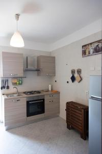 una cucina con piano cottura e frigorifero di Casa via materdomini a Brindisi
