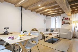 - un salon avec un canapé et une table dans l'établissement Luderna - Casa con terraza Codorna, à Arties