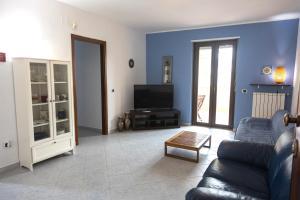 a living room with a couch and a tv at Casa via materdomini in Brindisi