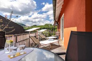 a table and chairs on the balcony of a house at Ferienwohnung Lammerberg in Albstadt