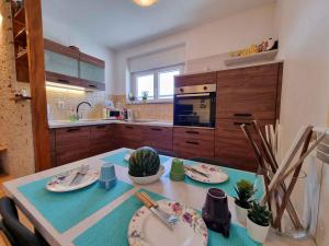 eine Küche mit einem Tisch mit Tellern darauf in der Unterkunft Apartment in Crikvenica 40895 in Crikvenica