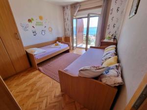 Kleines Zimmer mit einem Bett und einem Fenster in der Unterkunft Apartment in Crikvenica 40895 in Crikvenica
