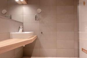 y baño con lavabo y ducha. en Apartment in Silo with Two-Bedrooms 1, en Šilo