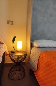 una camera con una lampada su un tavolo accanto a un letto di Nido al Mare a Bonassola