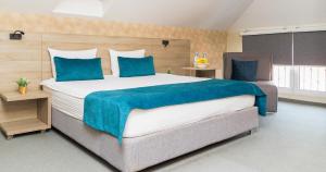 Een bed of bedden in een kamer bij Garni Hotel Mint