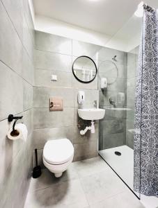 łazienka z toaletą i umywalką w obiekcie Hotel ROK w Krakowie