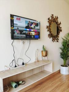 TV a/nebo společenská místnost v ubytování Dubai Suite by Hey Studios