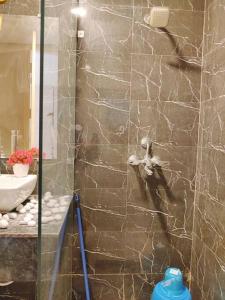 Koupelna v ubytování Dubai Suite by Hey Studios + 37 fotografií