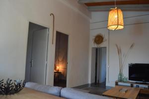 een woonkamer met een bank en een tafel bij MASIA ESTORACH in L'Aldea