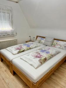 two twin beds in a room with at Ferienwohnung Ravensburg in Ravensburg