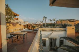 - un balcon d'une maison avec une table et des chaises dans l'établissement Dar Zelda, à Marrakech