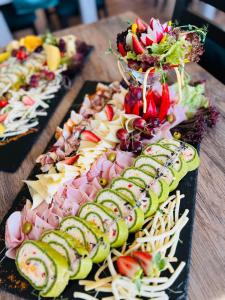 una mesa con varios tipos diferentes de comida en platos en Kaštiel Boncz, en Dvory nad Žitavou