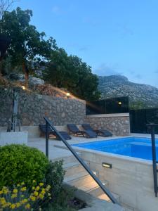 Bazén v ubytovaní Apartments Matea with Pool and sea view alebo v jeho blízkosti