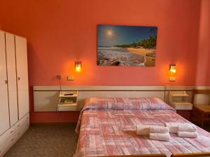 En eller flere senge i et værelse på Hotel Ellymar