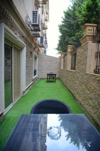 een patio met een tafel en een groen gazon bij Jasmine Pyramids Hotel in Caïro