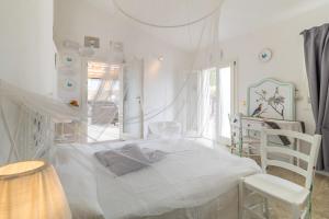 Depandance Pat في سيراكوزا: غرفة نوم بيضاء بها سرير ونافذة