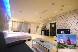 a bedroom with a bed and a table in a room at 峰景旅宿 in Kaohsiung