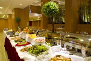 a buffet table with many different types of food at Hotel Atlântico Business Centro in Rio de Janeiro