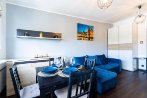 salon ze stołem i niebieską kanapą w obiekcie Mieszkanie Dorothy - ACCO RENT w Gdańsku