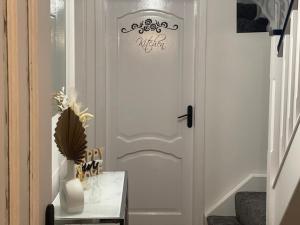 Una puerta blanca en una habitación con una mesa en The Leckhampton - Company and Family Stays Chester Road, en Walsall