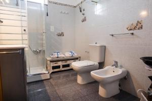 uma casa de banho com um WC, um lavatório e um chuveiro em B&B Lucia em Salve