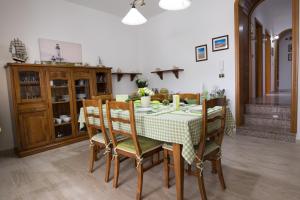 uma mesa de jantar com uma toalha de mesa verde e xadrez branca em B&B Lucia em Salve