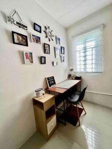 een kantoor met een bureau en een stoel in een kamer bij Rimaven Homes Clark-Dau (w/ Parking, Netflix, Wi-Fi) 