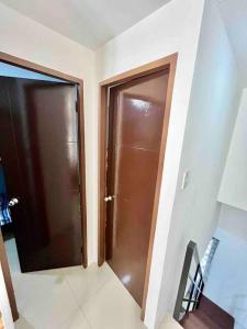 een badkamer met een houten deur in een kamer bij Rimaven Homes Clark-Dau (w/ Parking, Netflix, Wi-Fi) 