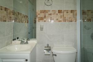 Koupelna v ubytování Villa Gumio 2BR Apt -7min walk Boca Chica Beach apts