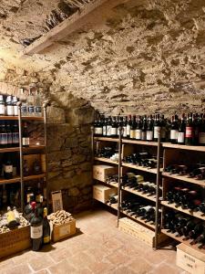 een wijnkelder met planken wijnflessen bij Locanda Maison Verte in Cantalupa