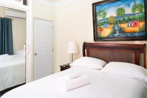 Postel nebo postele na pokoji v ubytování Villa Gumio 2BR Apt- 7 min walk to Boca Chica Beach apts