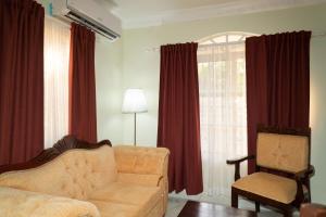 Posezení v ubytování Villa Gumio 2BR Apt- 7 min walk to Boca Chica Beach apts