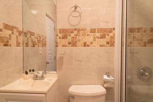 Koupelna v ubytování Villa Gumio 2BR Apt- 7 min walk to Boca Chica Beach apts