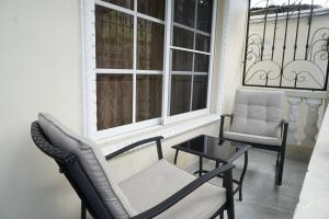 Posezení v ubytování Villa Gumio 2BR Apt- 7 min walk to Boca Chica Beach apts