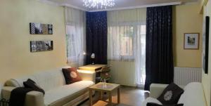 sala de estar con sofá blanco y ventana en Mediterrania Apartment en Keszthely