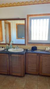 ein Badezimmer mit zwei Waschbecken und zwei Spiegeln in der Unterkunft casa panorâmica bela vista in Angra do Heroísmo + 46 Fotos