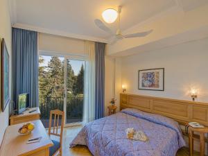 Postel nebo postele na pokoji v ubytování Hotel Royal
