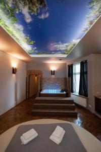 a bedroom with a bed and a ceiling with a sky at Apartament z jacuzzi Kraków Rynek in Krakow