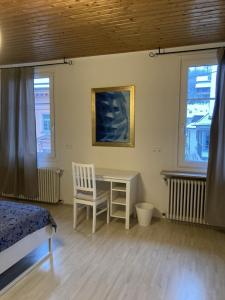 - une chambre avec un bureau, un lit et une chaise dans l'établissement Ferienwohnung mit 125qm am Rande der Fußgängerzone in Sigmaringen, à Sigmaringen