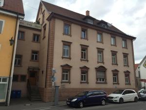 a building with two cars parked in front of it at Ferienwohnung mit 125qm am Rande der Fußgängerzone in Sigmaringen in Sigmaringen