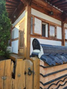 un porche de una casa con una valla de madera en Beautiful House en Jeonju