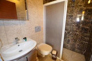 Koupelna v ubytování ŞEREF APART MOTEL