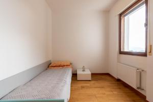 En eller flere senge i et værelse på Grazioso appartamento ai piedi delle Dolomiti - SELF CHECK-IN